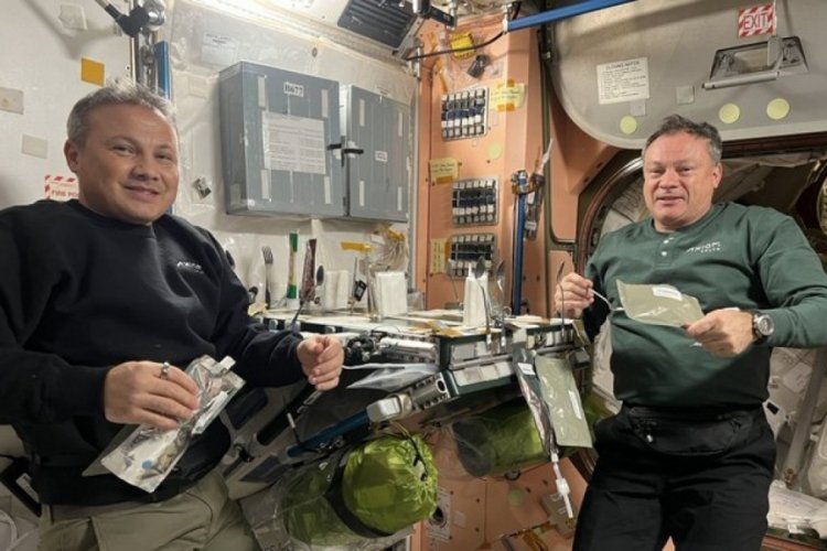 'İlk T&uuml;rk astronot ile yemek keyfi' Bakan Kacır'dan 'afiyet olsun' paylaşımı