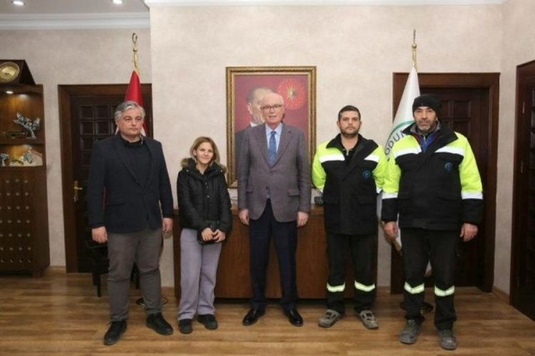 Eskişehir'de belediye &ccedil;alışanı bulduğu para dolu &ccedil;antayı sahibine teslim etti