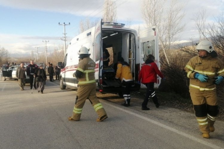 Isparta'da 3 aracın karıştığı zincirleme kazada 4 kişi yaralandı