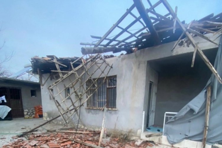 Malatya'da 5.2 b&uuml;y&uuml;kl&uuml;ğ&uuml;ndeki depremde bir evin &ccedil;atısı &ccedil;&ouml;kt&uuml;