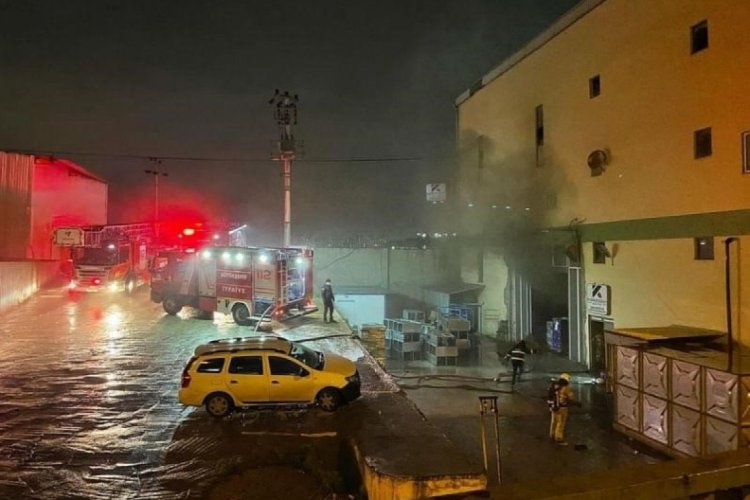 Kocaeli'de boya fabrikasında &ccedil;ıkan yangın b&uuml;y&uuml;meden s&ouml;nd&uuml;r&uuml;ld&uuml;