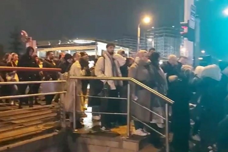 İstanbul'da yolcular saatlerce yağmur altında otob&uuml;s bekledi