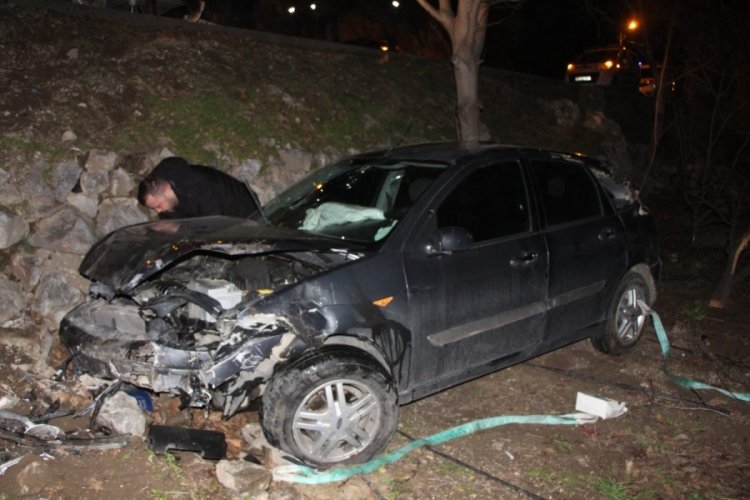 Amasya'da otomobil yolun altındaki bah&ccedil;eye d&uuml;şt&uuml;