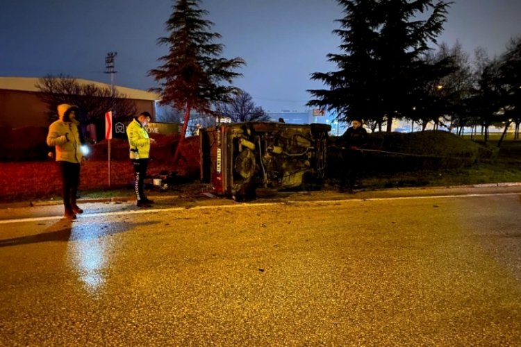 Bursa'da ref&uuml;je &ccedil;arpan otomobil takla attı: 1 yaralı