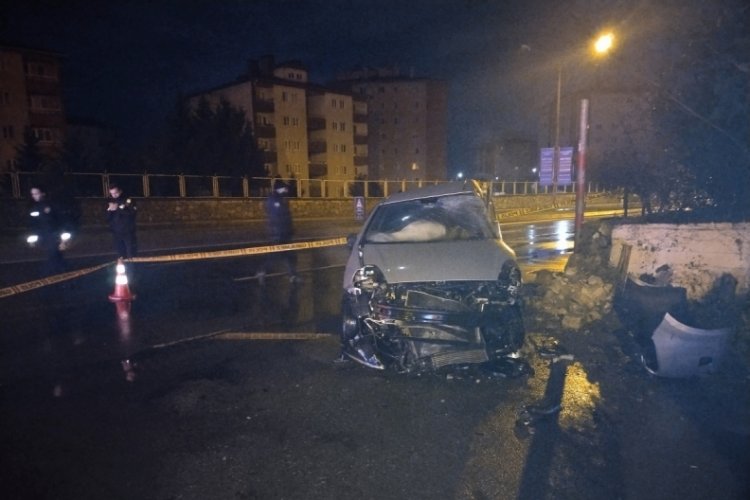 İstanbul'da kontrolden &ccedil;ıkan ara&ccedil; duvara &ccedil;arptı: 2 yaralı