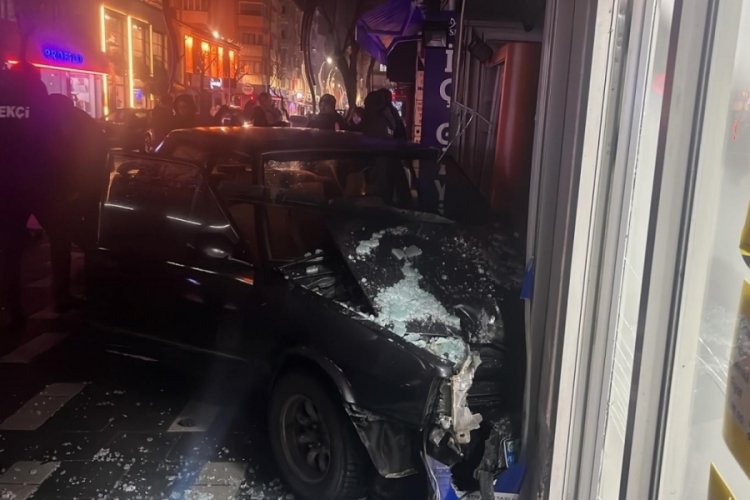 Kontrolden &ccedil;ıkan otomobil iki d&uuml;kkana &ccedil;arptı!