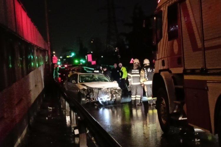 Kocaeli'de otomobil bariyere &ccedil;arptı: 2 &ouml;l&uuml;, 1 yaralı