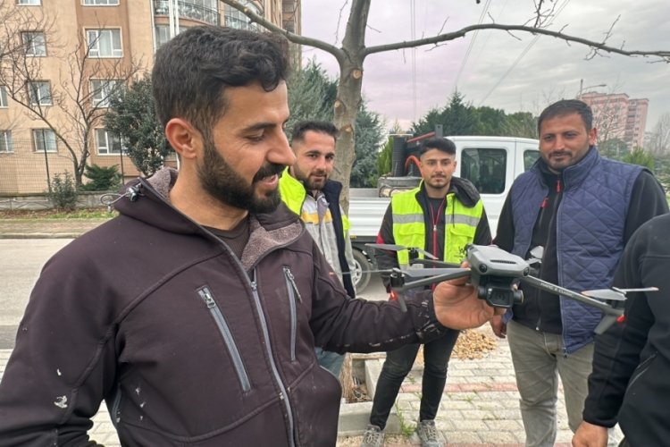 Bursa'da yol kenarında dron buldu, sahibini her yerde arıyor