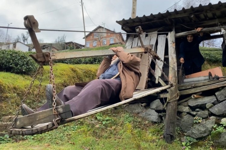 Rize'de 35 yıldır evine 75 metre y&uuml;ksekten ge&ccedil;en ilkel teleferik ile ulaşıyor