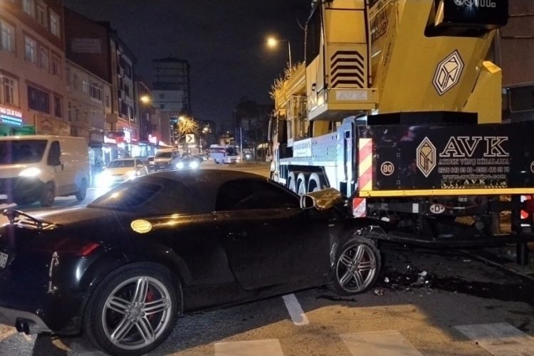 İstanbul'da l&uuml;ks otomobil park halindeki vince &ccedil;arptı