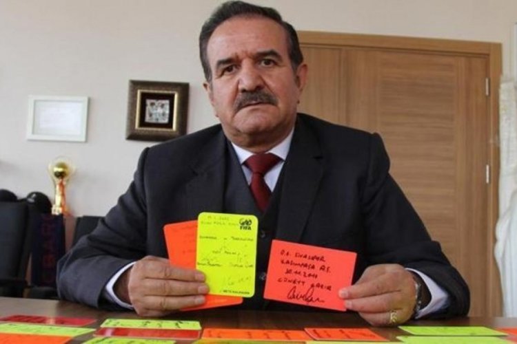 Kemal &Ccedil;ağlayan, hakemlerin sarı ve kırmızı kartlarıyla koleksiyon yaptı