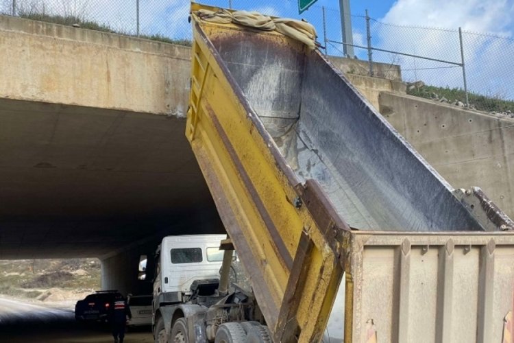 Bursa'da kamyonun dorsesi k&ouml;pr&uuml;ye &ccedil;arptı! S&uuml;r&uuml;c&uuml; yaralandı