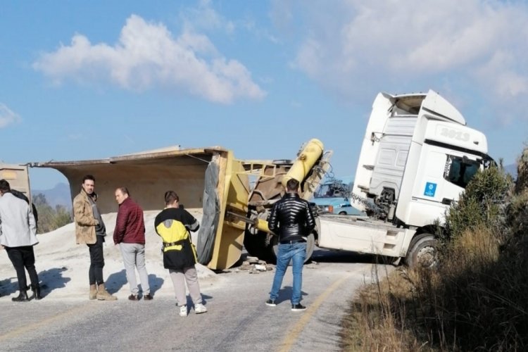 Aydın'da kum y&uuml;kl&uuml; tırın dorsesi anayola devrildi