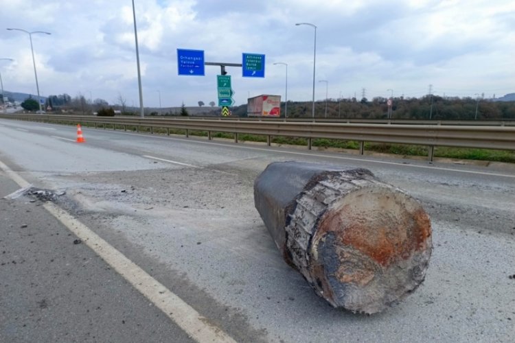 10 tonluk demir blok seyir halindeki tırın &uuml;zerinden yola d&uuml;şt&uuml;