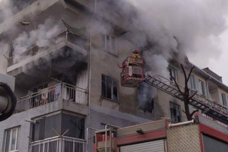 Bursa'da yangında 8'i &ccedil;ocuk 14 kişi dumandan zehirlendi!