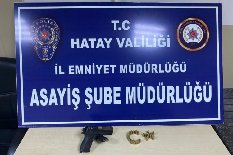 Hatay'da 8 yıl hapis cezasıyla aranan şahsın &uuml;zerinden silah ve fişek &ccedil;ıktı