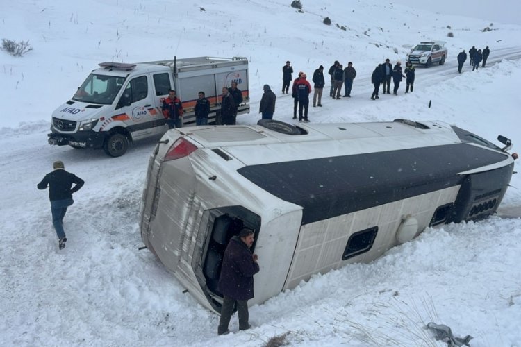 Sivas'ta otob&uuml;s kazası! Cenazeden d&ouml;n&uuml;yorlardı