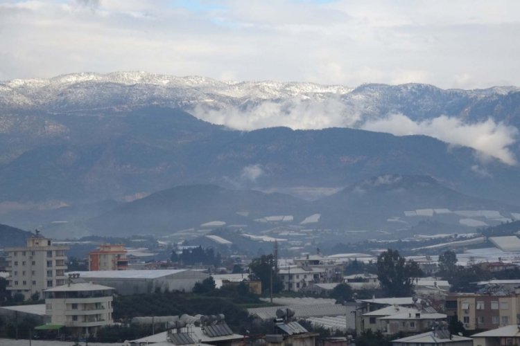 Toroslar beyaza b&uuml;r&uuml;nd&uuml;: Don uyarısı yapıldı