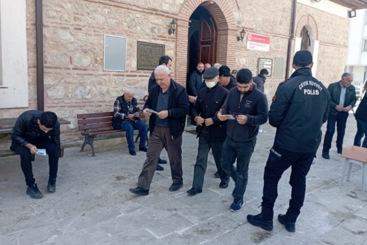 Bursa'da polis ekipleri hırsızlık ve dolandırıcılığa karşı vatandaşlara broş&uuml;r dağıttı