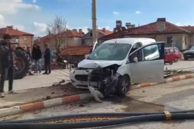 Burdur'da trakt&ouml;r ile ticari ara&ccedil; &ccedil;arpıştı!