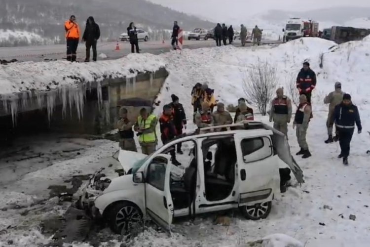 Erzincan'da hafif ticari ara&ccedil; ile midib&uuml;s &ccedil;arpıştı: 1 &ouml;l&uuml;, 6'sı asker 9 yaralı