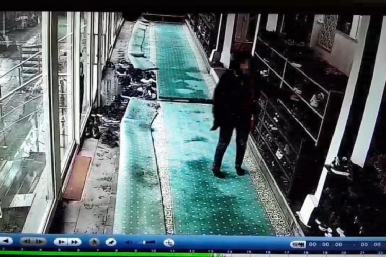 Diyarbakır'da camide ayakkabı &ccedil;alan hırsız kameralara yakalandı