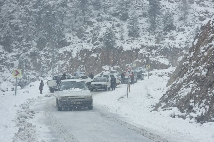 Adana'da mahsur kalan 10 ara&ccedil; ekipler tarafından kurtarıldı