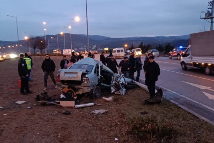 Samsun'da otomobil aydınlatma direğine &ccedil;arparak hurdaya d&ouml;nd&uuml;!