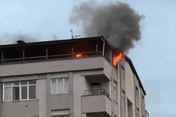 Kocaeli'de apartmanın &ccedil;atısı alevlere teslim oldu