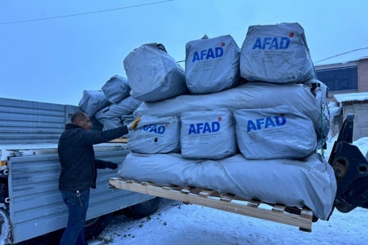 Hakkari'de lojistik depoda muhafaza edilecek &ccedil;adır ve konteynerların sevkiyatı başladı