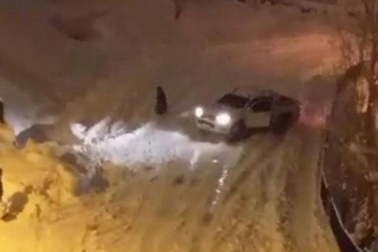Hakkari'de kamyonetin altında kalmaktan son anda kurtuldu