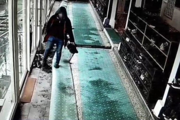 Diyarbakır'da camiden ayakkabı &ccedil;alan hırsız g&ouml;r&uuml;nt&uuml;lendi