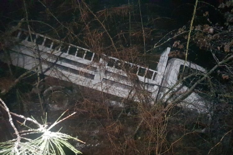 Karab&uuml;k'te kamyonet şarampole u&ccedil;tu