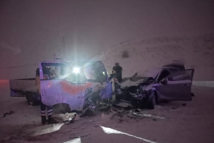 Bing&ouml;l'de kamyonet ile otomobil &ccedil;arpıştı: 1 &ouml;l&uuml;, 6 yaralı