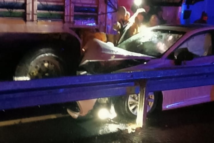 Şırnak'ta otomobil ile tırın &ccedil;arpıştığı kazada 1'i ağır 6 kişi yaralandı