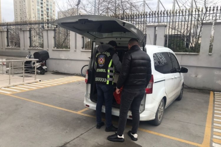 İstanbul'da makas atarak seyreden s&uuml;r&uuml;c&uuml;ye 16 bin 905 lira ceza