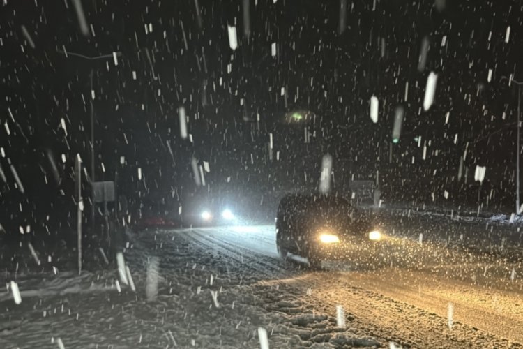 Bolu Dağı'nda kar kalınlığı 30 santimetreyi ge&ccedil;ti