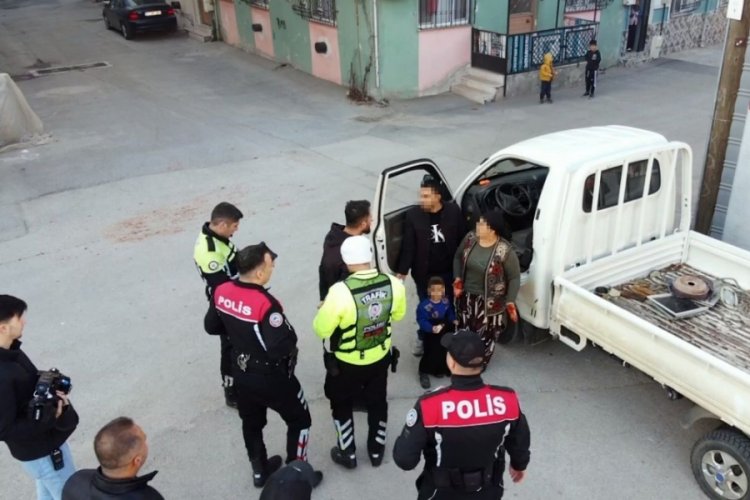 Bursa'da vatandaş pazara ehliyetsiz &ccedil;ıktı, ekiplerden ka&ccedil;amadı!
