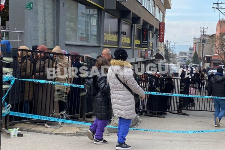 Bursa'da mağaza a&ccedil;ılışında izdiham!