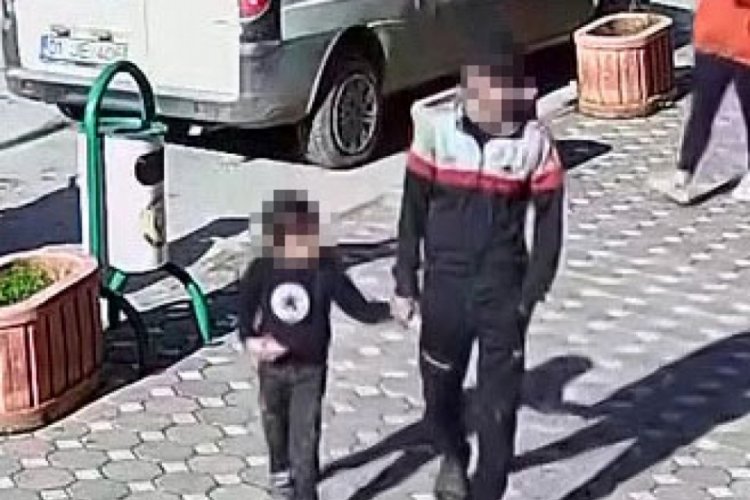 Adana'da &ccedil;ocuğuyla beraber hırsızlık yaptı, g&uuml;venlik kameralarına takıldı
