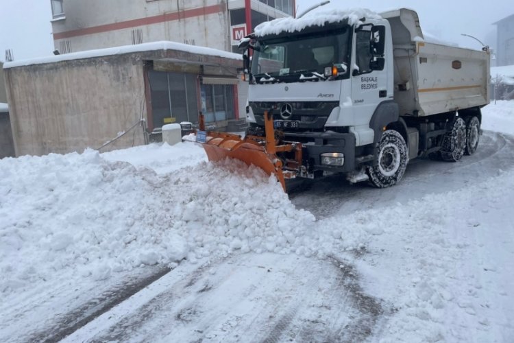Van Başkale kara teslim oldu
