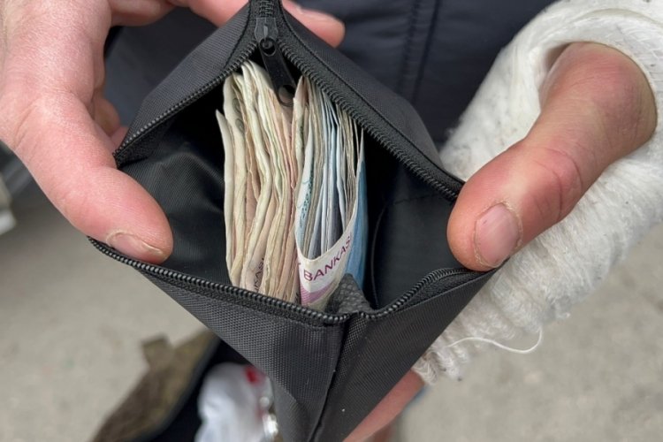 İnsanlık &ouml;lmemiş! Aksaray'da bir durakta &ccedil;anta buldular, sahibine teslim ettiler
