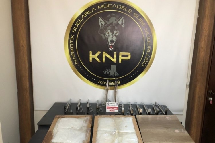 Kayseri'de sehpaya gizlenmiş uyuşturucu ele ge&ccedil;irildi