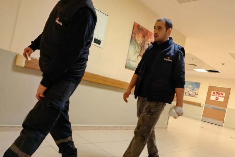 Bursa İneg&ouml;l'de iş&ccedil;i, bı&ccedil;ağı eline sapladı