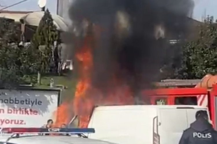 İstanbul Esenler'de seyir halindeki ara&ccedil; alev aldı