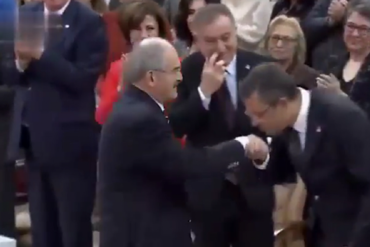 &Ouml;zg&uuml;r &Ouml;zel, B&uuml;y&uuml;kerşen'in elini &ouml;pt&uuml;
