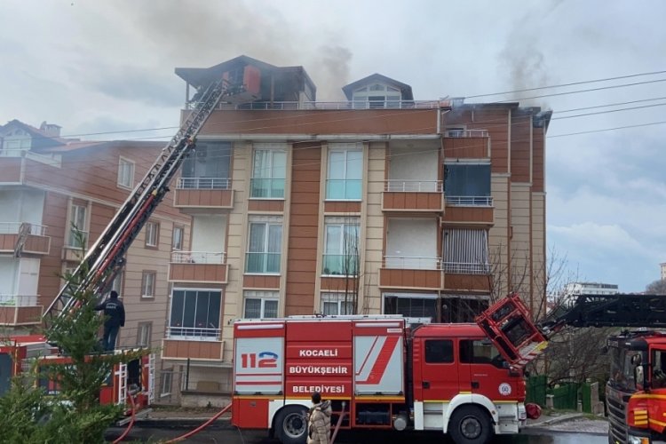 Kocaeli'de dubleks daire alev alev yandı, bina tahliye edildi