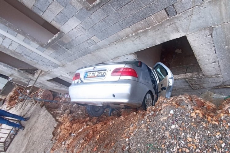Mardin'de otomobil, istinat duvarı arasındaki boşluğa d&uuml;şt&uuml;