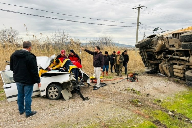 Balıkesir'de &uuml;&ccedil; aracın karıştığı kazada 1 kişi &ouml;ld&uuml;, 1 kişi yaralandı!
