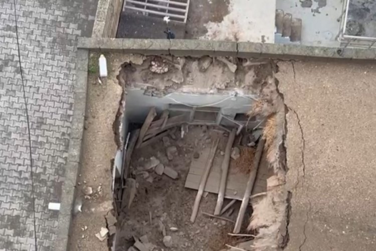 Mardin'de kerpi&ccedil; evin tavanı, yağış sonrası &ccedil;&ouml;kt&uuml;